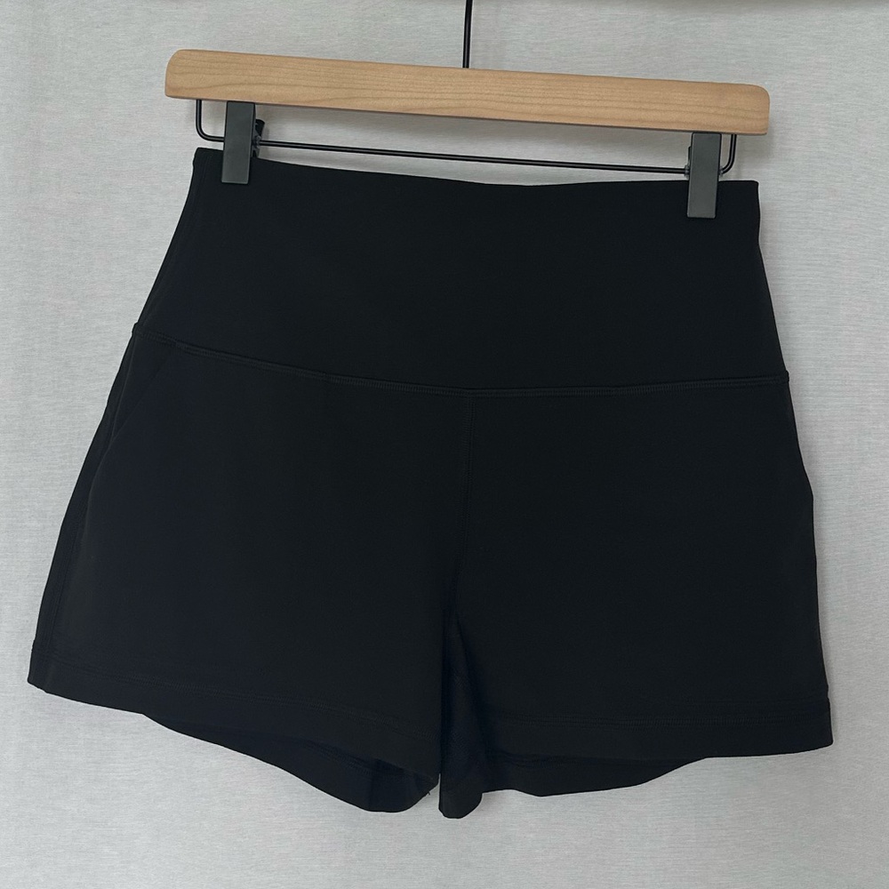 lululemon Align TM
Classic-Fit HR Short 3”